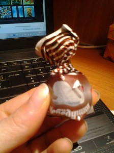 Лебёдушка / "Cignetto", marchio "Krasnyj Oktjabr'". Misteriosa caramella con ripieno di Iris molli. Chissà che roba sarà.