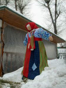 Una Màslenitsa è una "ragazza di burro", quindi è anche un pupazzo al quale viene dato fuoco alla fine dei festeggiamenti, per dire addio ai "grassi"